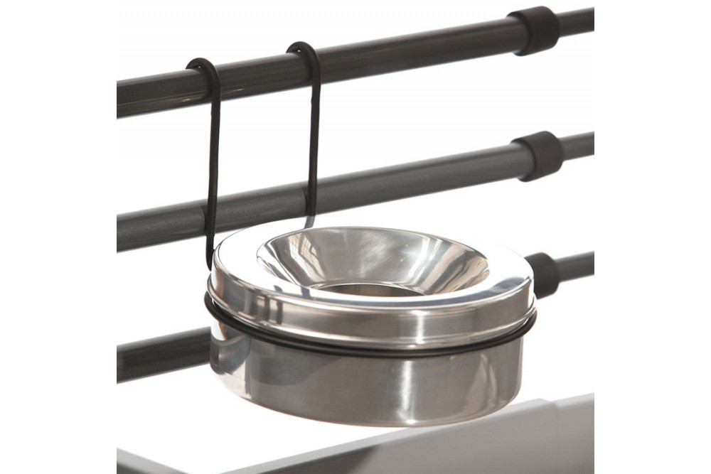 Práctico para usar en los transportines.El bebedero de acero inoxidable tiene sistema anti-derrame y ganchos para fijarlo toma 2