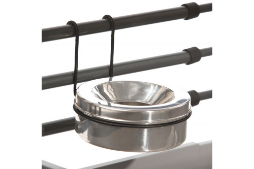 Práctico para usar en los transportines.El bebedero de acero inoxidable tiene sistema anti-derrame y ganchos para fijarlo toma 2