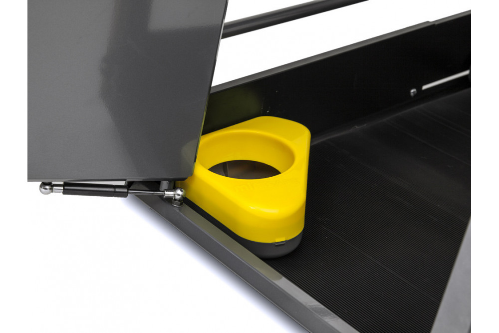 Práctico para  los transportines por su forma. El bebedero incluye sistema anti-derrame, su forma permite fijarlo toma2