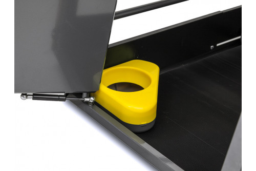 Práctico para  los transportines por su forma. El bebedero incluye sistema anti-derrame, su forma permite fijarlo toma2