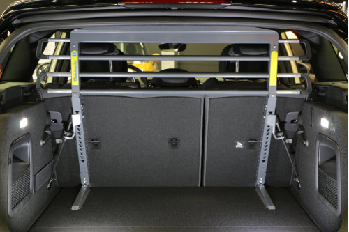 barrera separador de seguridad para perros en coches VarioBarrier MIMSafe (Suecia) está ensayada en test de impacto toma 3