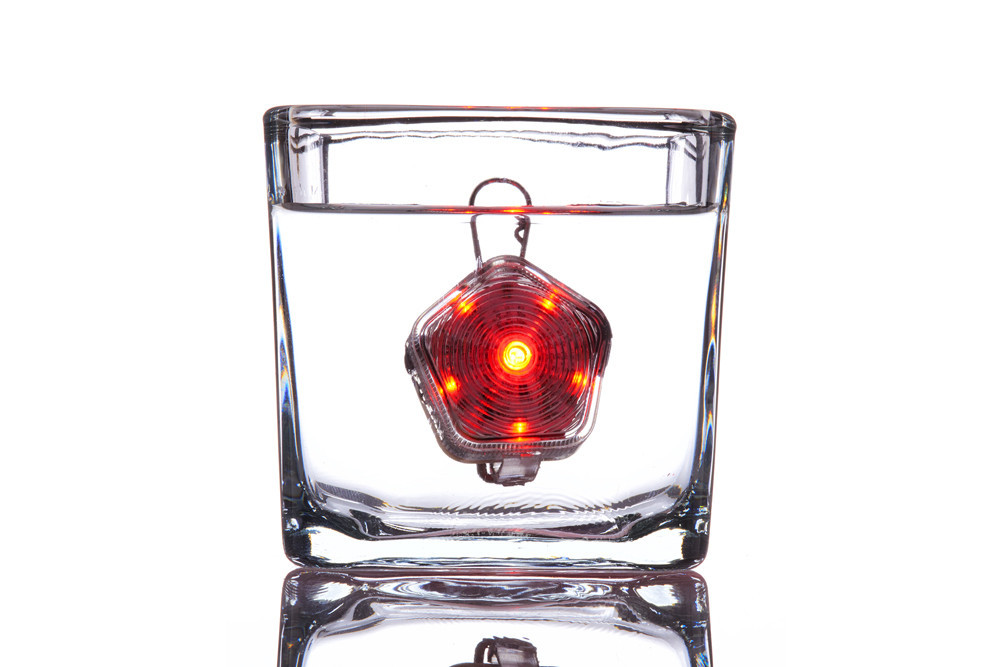 luz de seguridad para perros Ruffwear THE BEACON™ resistente, impermeable, muy visible.  Recargable USB. rojo 2