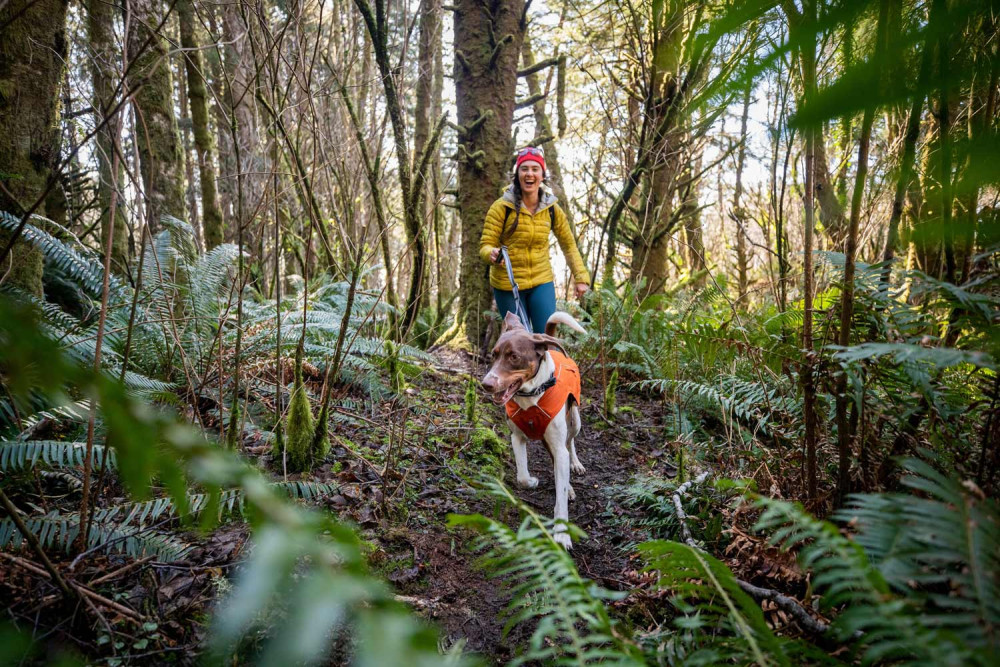 abrigo para perros Ruffwear FUSE™ protege lluvia, frío, nieve. actividades al aire libre con perro los días de mal tiempo toma17