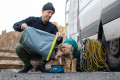 contenedor portáil para pienso de perros Kibble Kaddie™ de Ruffwear para camping, coche, viajes,... práctico para pienso toma 6