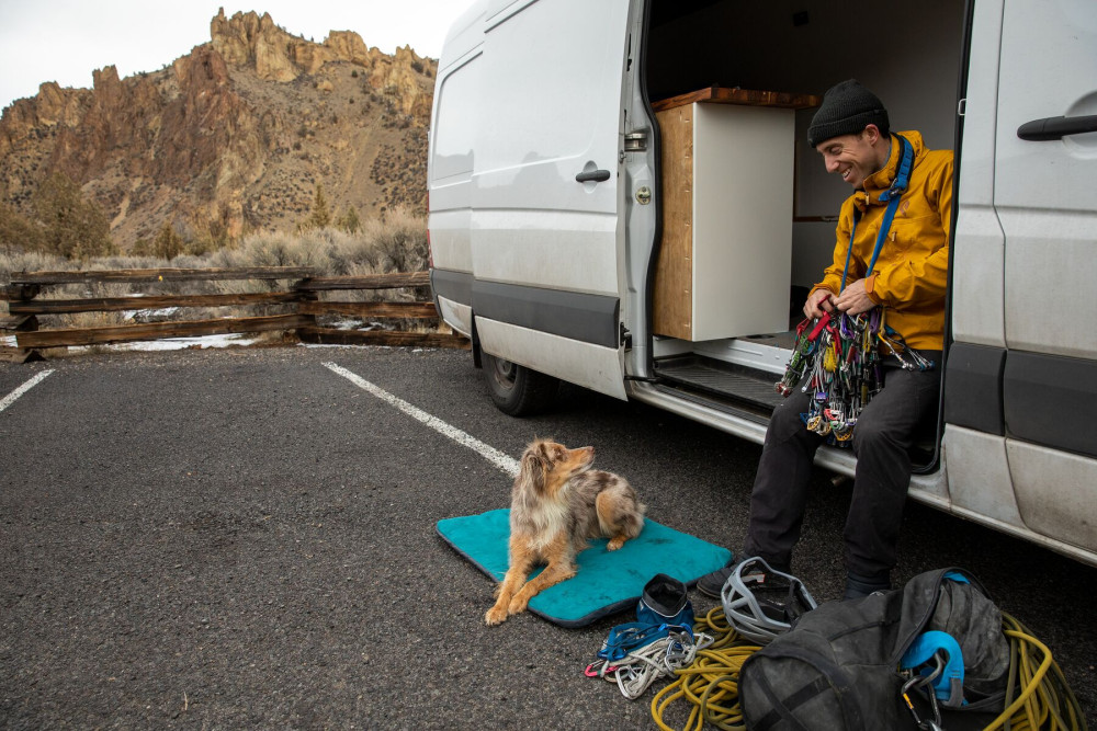 cama para perros Ruffwear Mr. Bachelor™ confortable y de larga duración, se puede enrollar, ocupa poco espacio y ligera toma 6