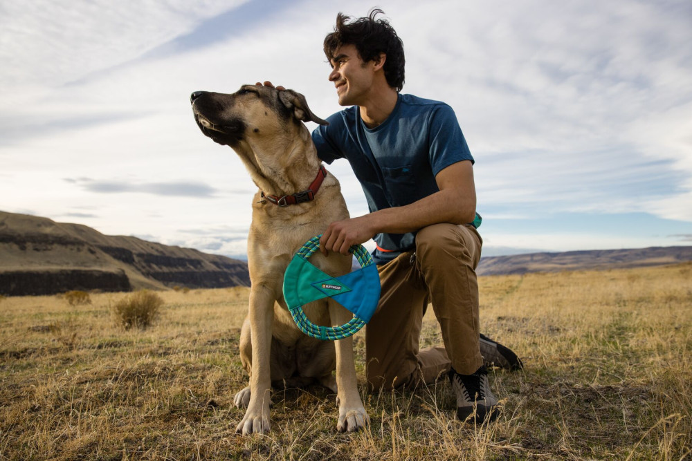El juguete para perros Pacific Ring™ Ruffwear diseño versátil permite muchos tipos de actividades.  Interactivo toma 7