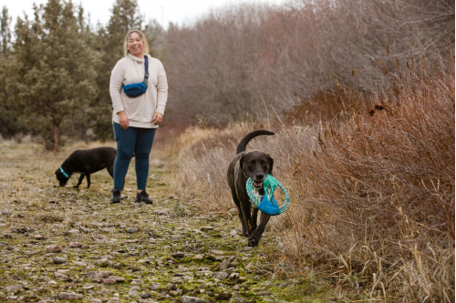 El juguete para perros Pacific Ring™ Ruffwear diseño versátil permite muchos tipos de actividades.  Interactivo toma 8