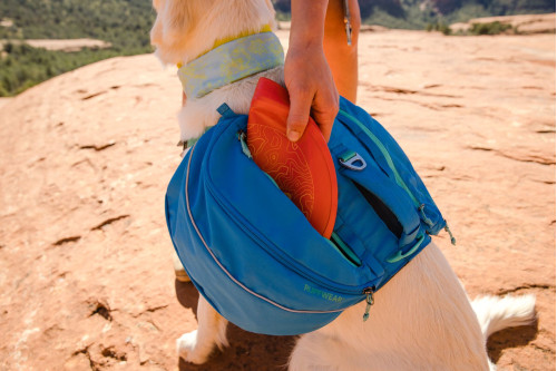 El juguete para perros Camp Flyer™ de Ruffwear es un disco ligero que se puede usar de bebedero. rojo 6