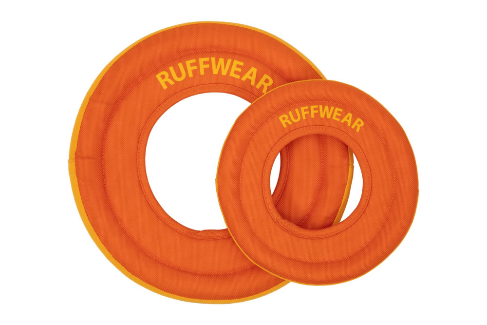 El juguete para perros Hydro Plane™ Ruffwear disco para largo alcance.  Su núcleo de espuma para no dañar los dientes toma 13
